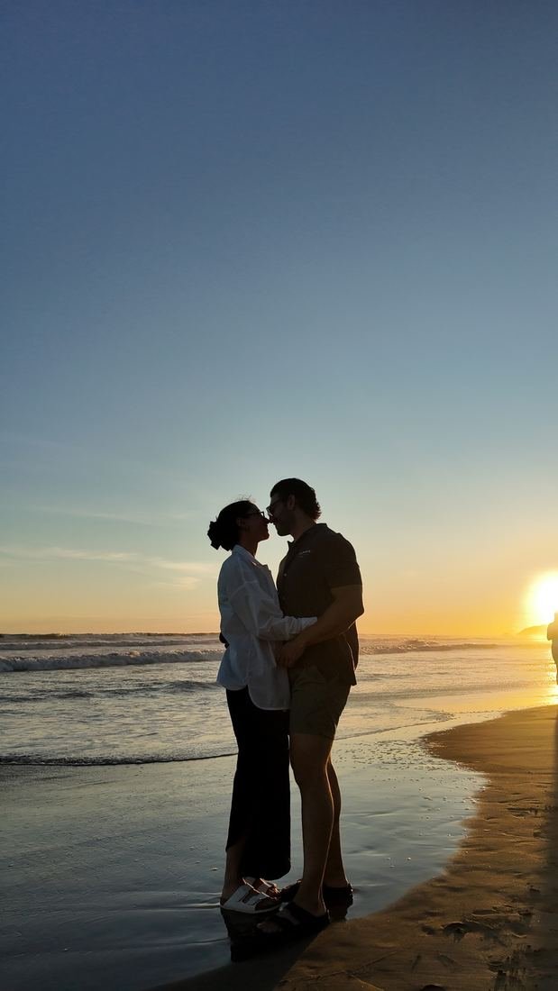 María y Lalo en la playa al atardecer