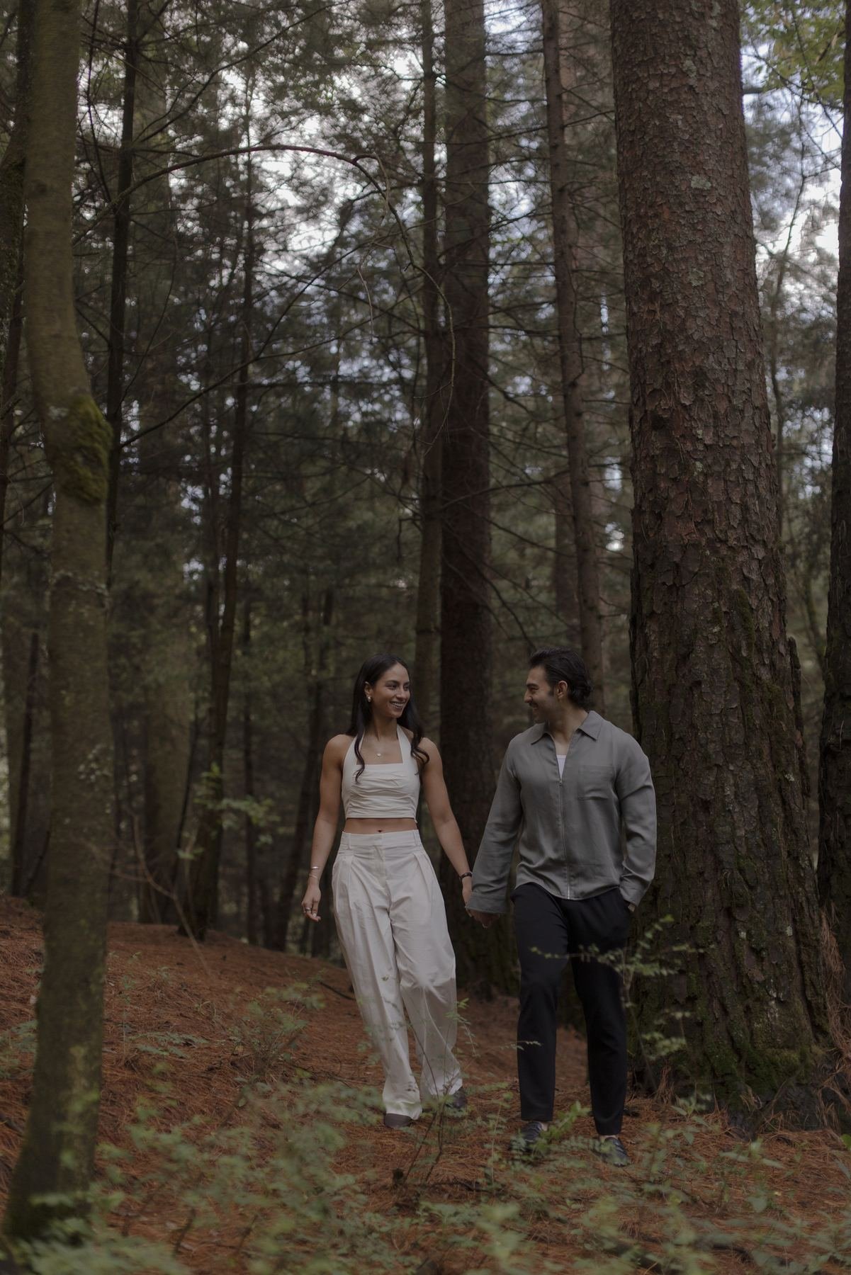 María y Lalo caminando en el bosque